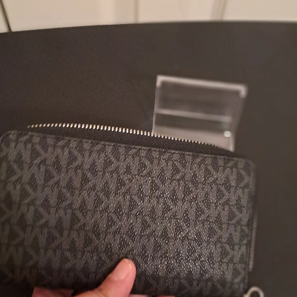Michael Kors Jet Set Large Signature Logo Smatphone Wallet NWT